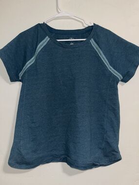 St. Johns Bay Active Top With Embroidered Sleeve Size Large
